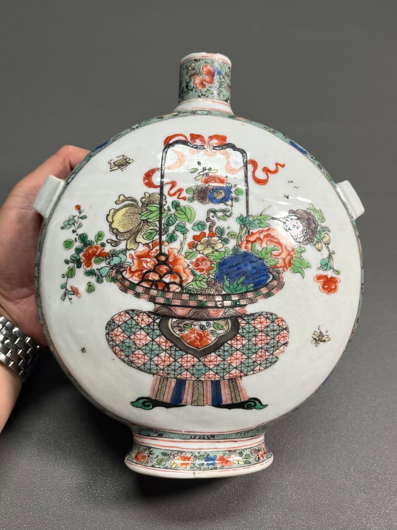 清康熙  五彩“花篮纹”双耳穿带抱月瓶 - 图9