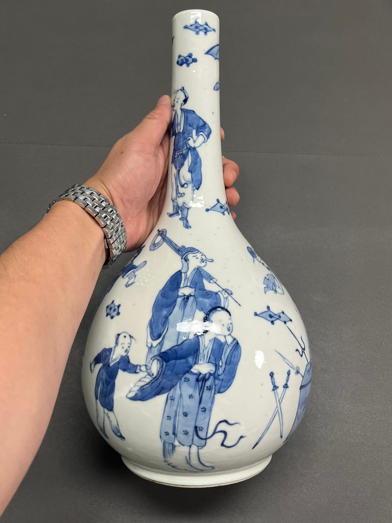 清晚期  青花市井人物故事图胆瓶（一对） - 图3