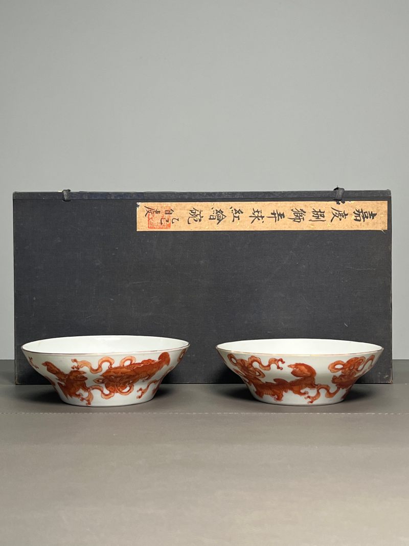 清嘉庆 外矾红彩太狮少师戏球纹内粉彩“福寿三多”图束腰碗（一
对、带老盒） - 图2