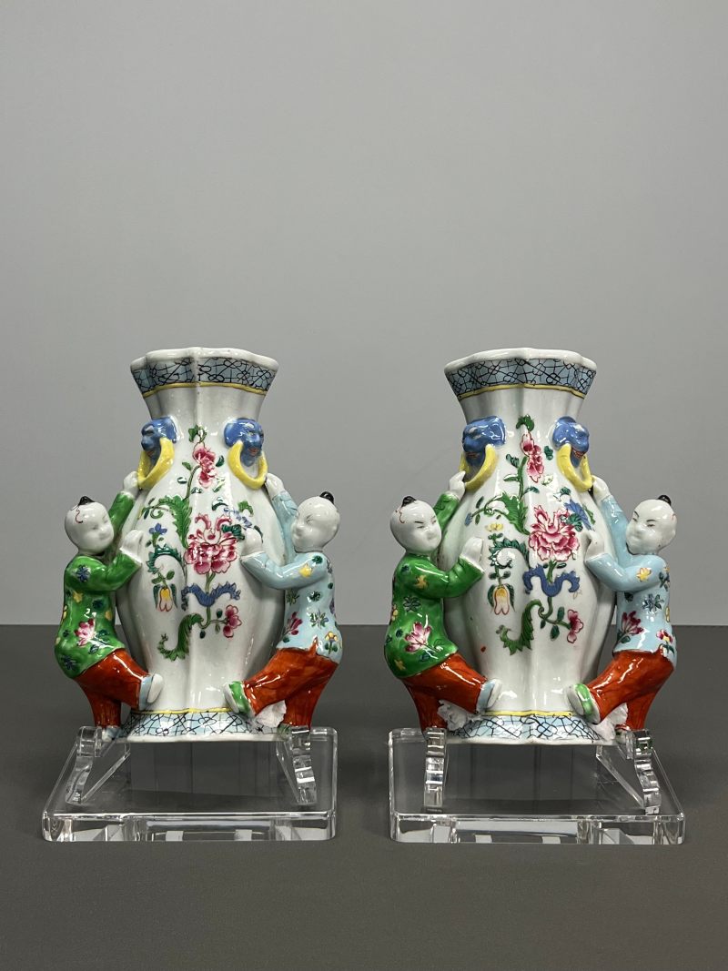 清乾隆  粉彩花卉贴塑婴戏壁瓶（一对） - 图3