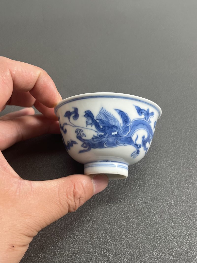 清康熙 仿成窑青花夔龙纹小杯 - 图3
