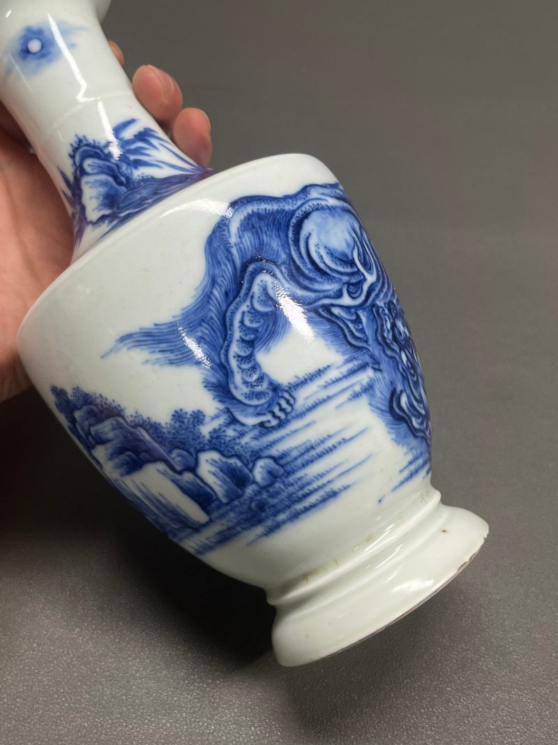 清雍正  青花“瑞兽望月”图弦纹盘口瓶 - 图9