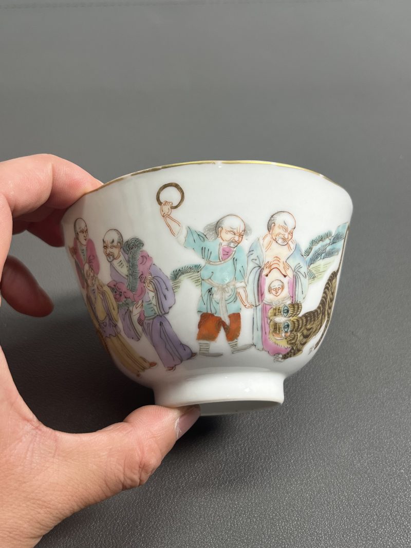 清道光  粉彩“十八罗汉”花口杯 - 图8