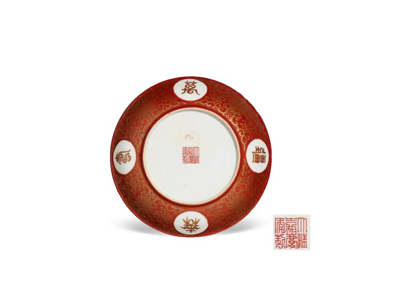 清嘉庆  矾红描金缠枝莲纹开光万寿无疆纹盘