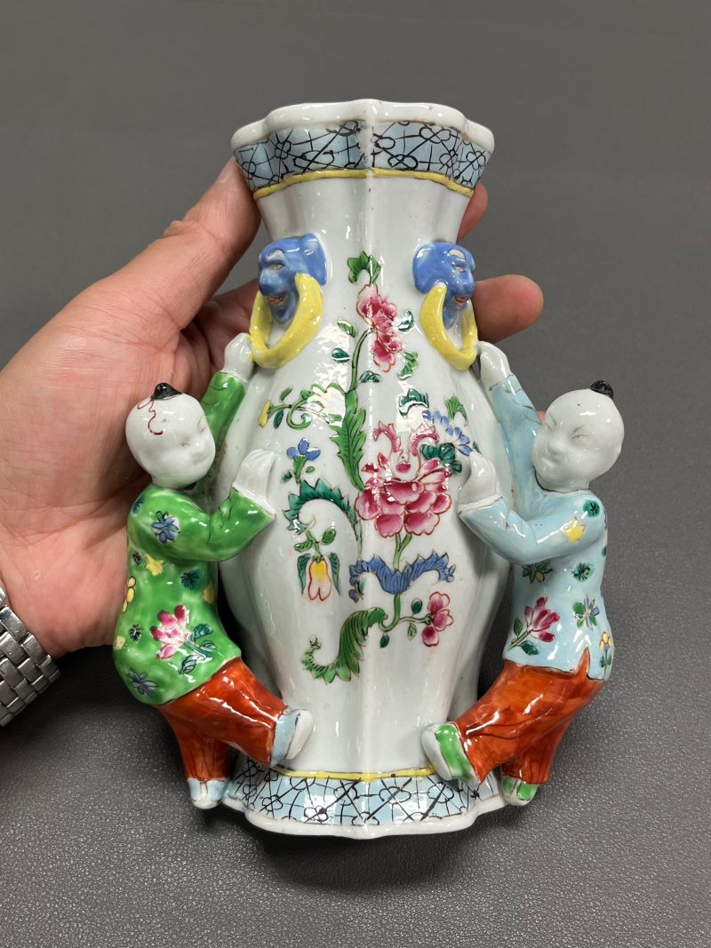 清乾隆  粉彩花卉贴塑婴戏壁瓶（一对） - 图4