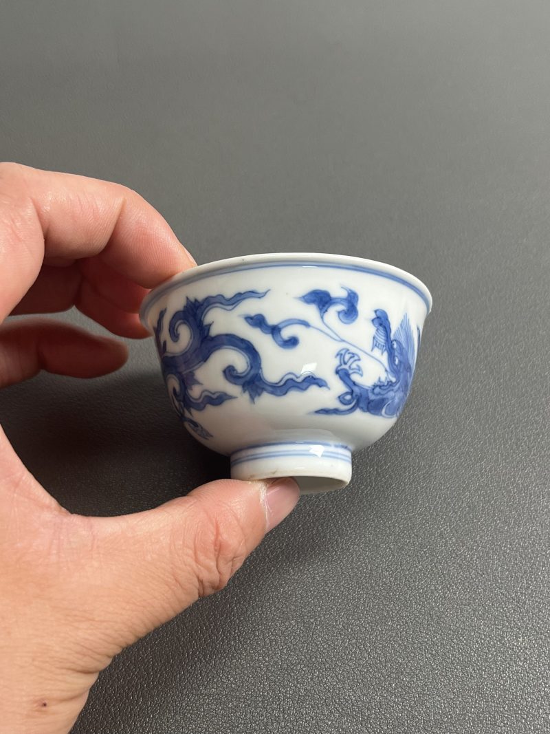 清康熙 仿成窑青花夔龙纹小杯 - 图4