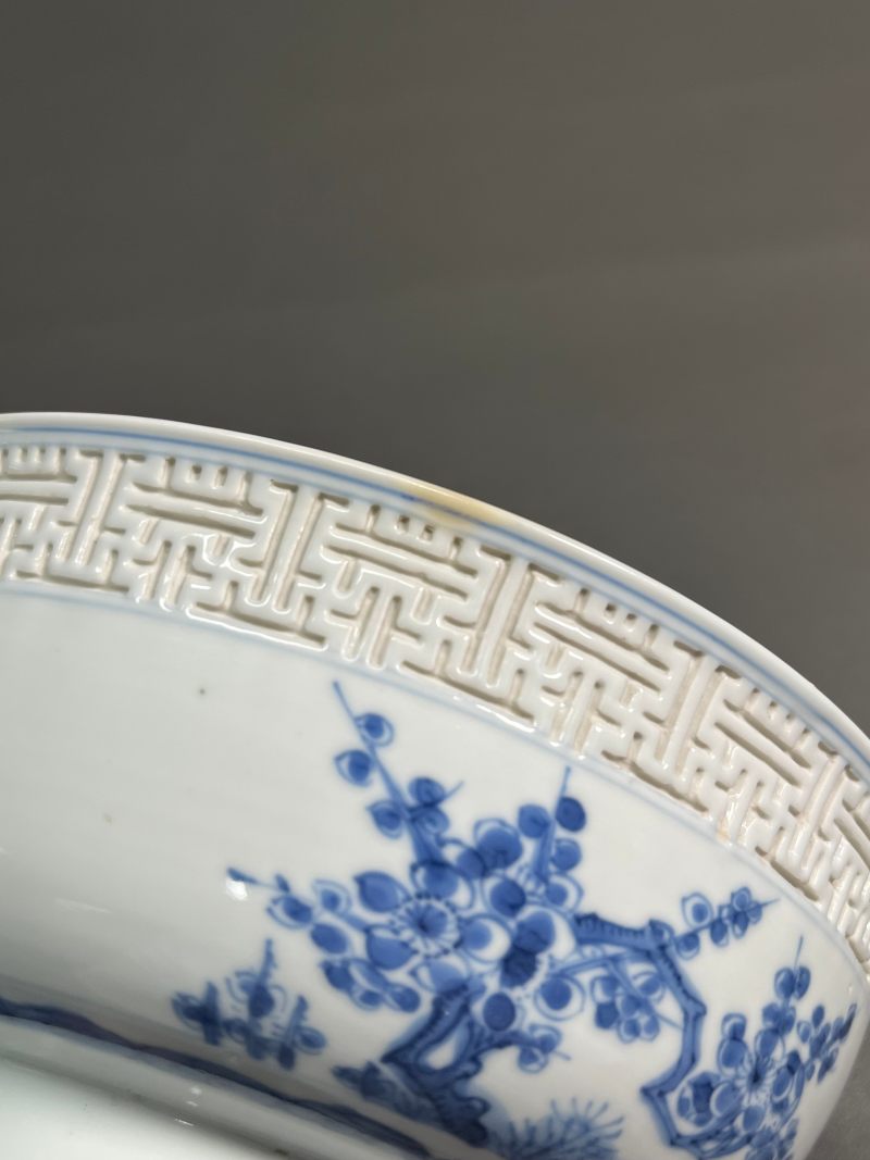 清康熙   青花浮雕回纹外折枝四季花卉内“麻姑献寿”图馒头心碗（一对） - 图14