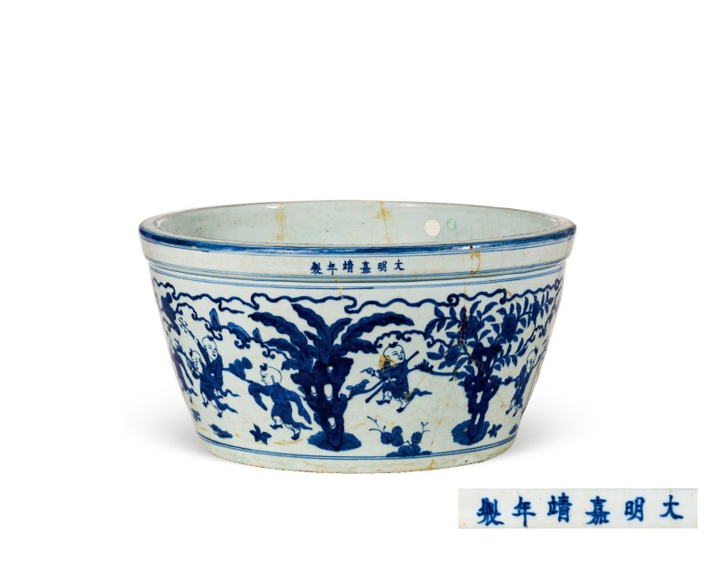 明嘉靖  青花 " 十六子闹春 " 图大缸