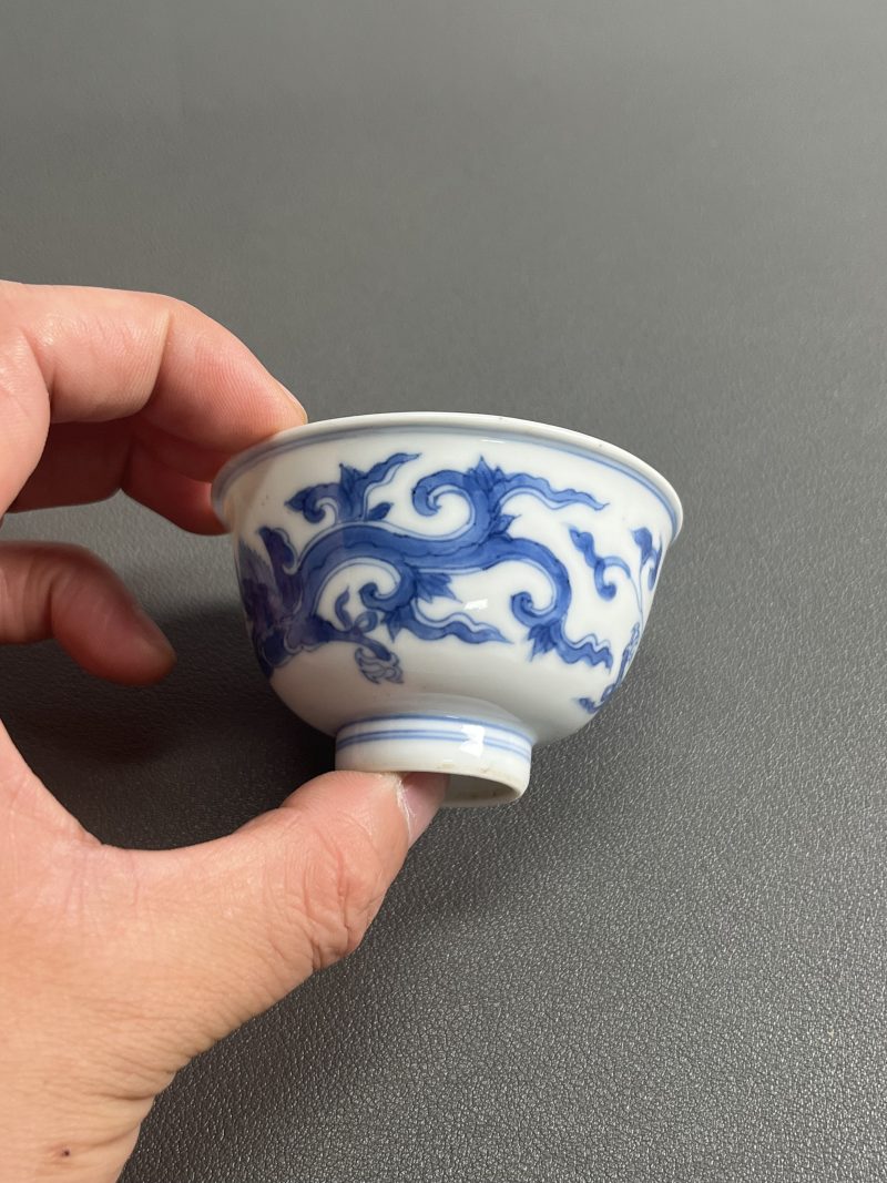 清康熙 仿成窑青花夔龙纹小杯 - 图5