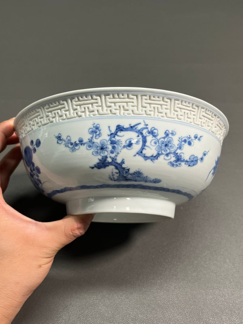 清康熙   青花浮雕回纹外折枝四季花卉内“麻姑献寿”图馒头心碗（一对） - 图15