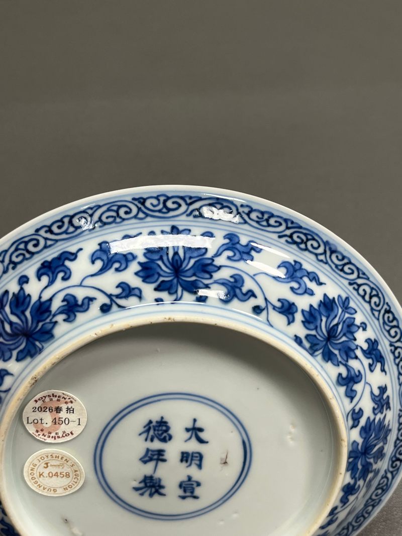 清康熙 青花内藏文月影梅纹外缠枝莲纹折沿盘一对（附
清代原装老盒） - 图21