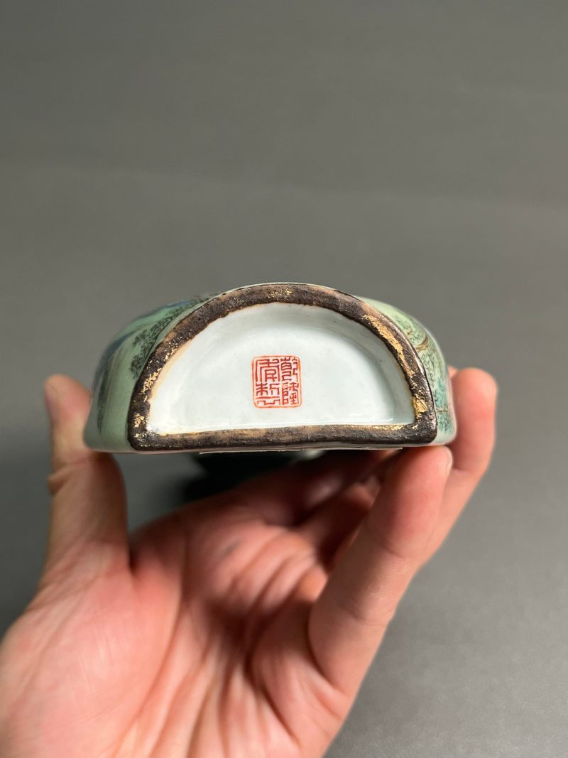 清乾隆  冬青地粉彩山水庭院诗文双耳扁瓶 - 图13