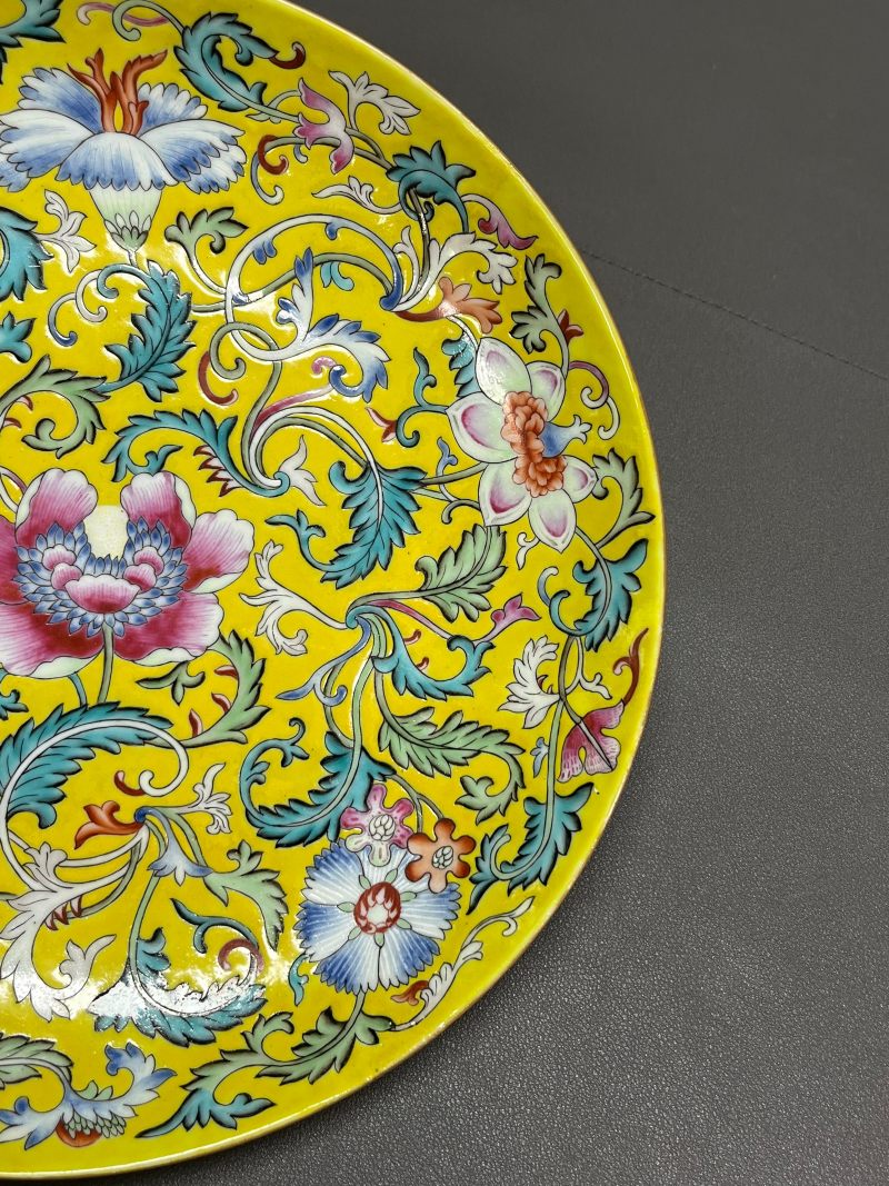 清光绪  黄地粉彩缠枝花卉纹盘 - 图9