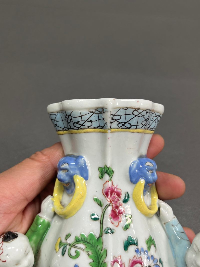 清乾隆  粉彩花卉贴塑婴戏壁瓶（一对） - 图5