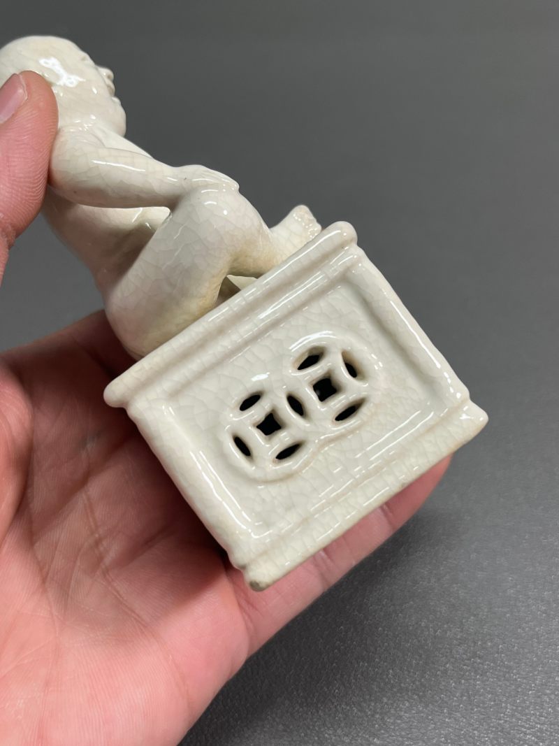 清乾隆 仿定白釉童子坐像 - 图9