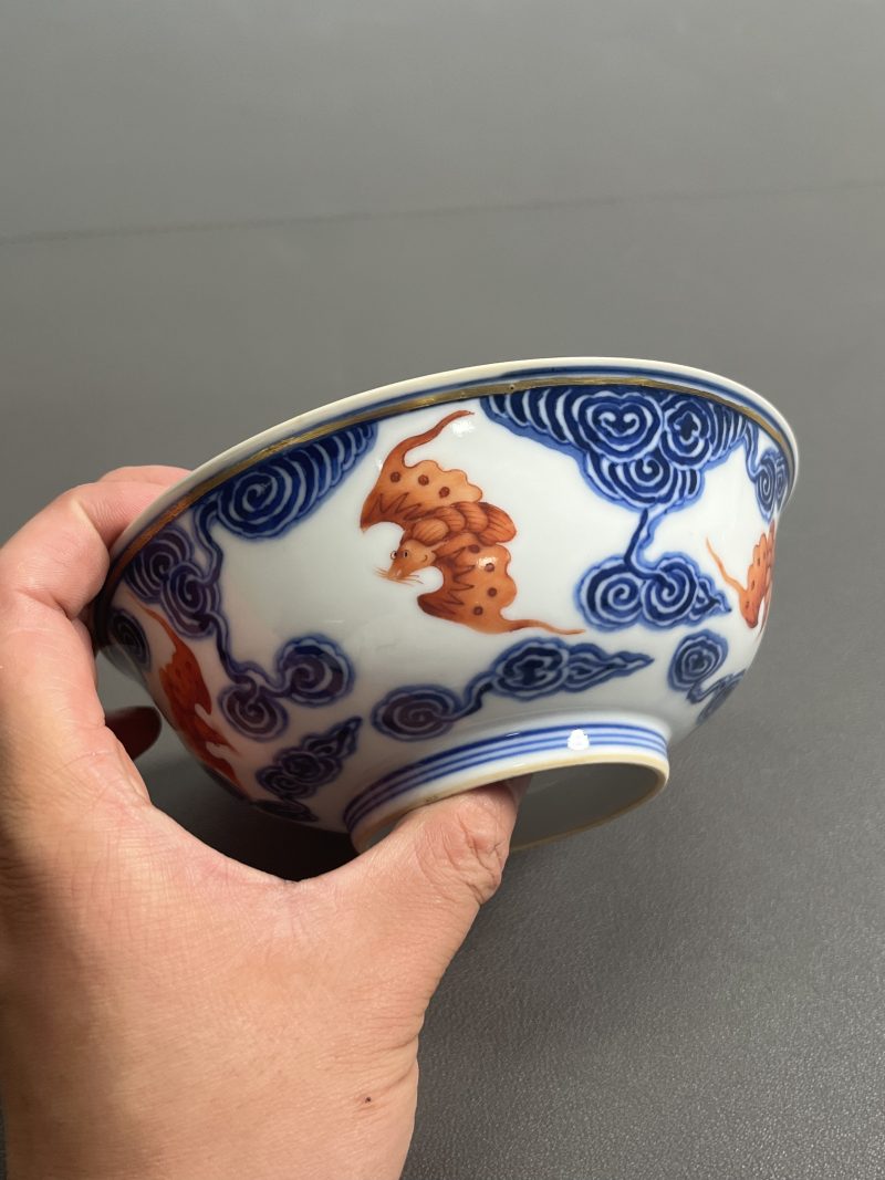 清宣统  青花矾红彩云蝠纹碗（一对） - 图20