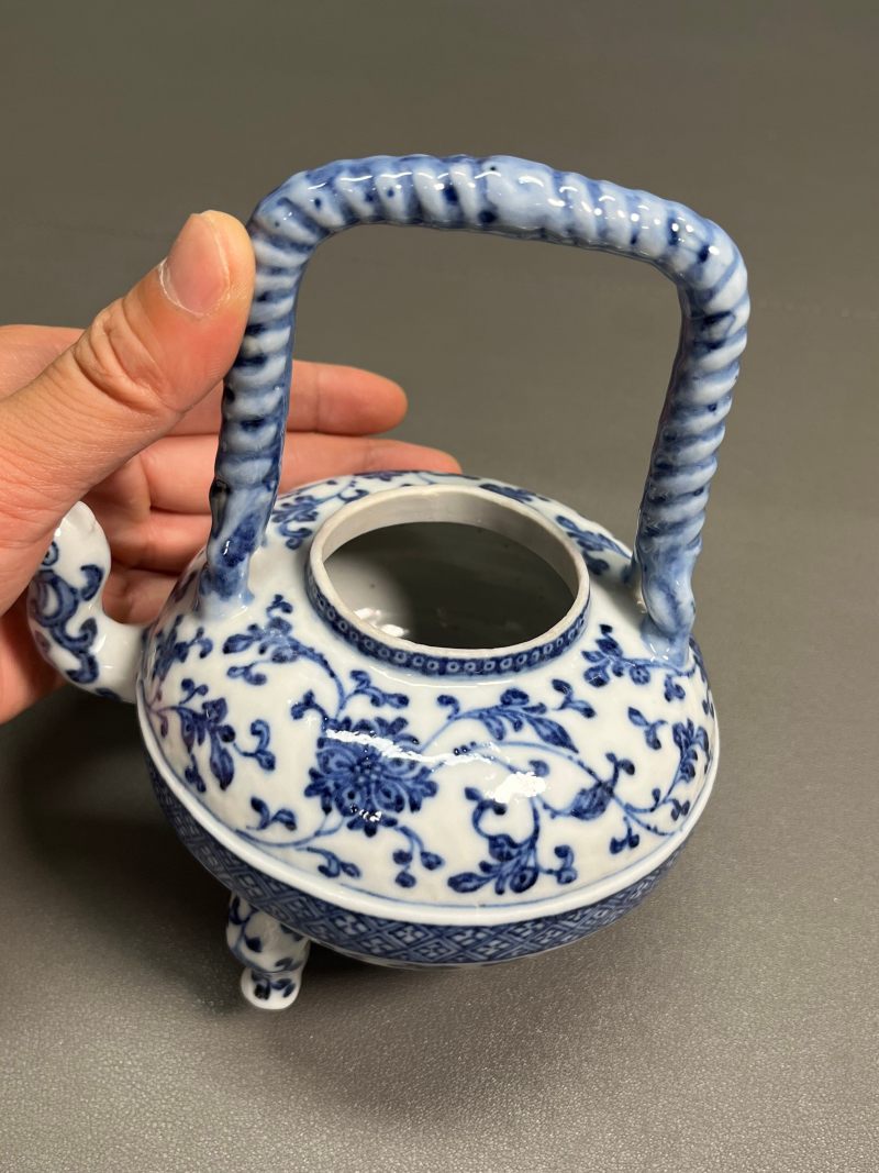 清乾隆  青花缠枝莲纹小盉壶（带木座） - 图16