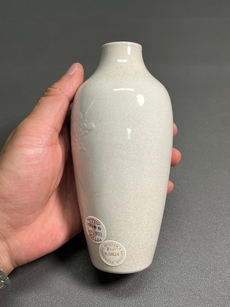 清乾隆  白釉模印折枝花卉纹莱菔尊 - 图5