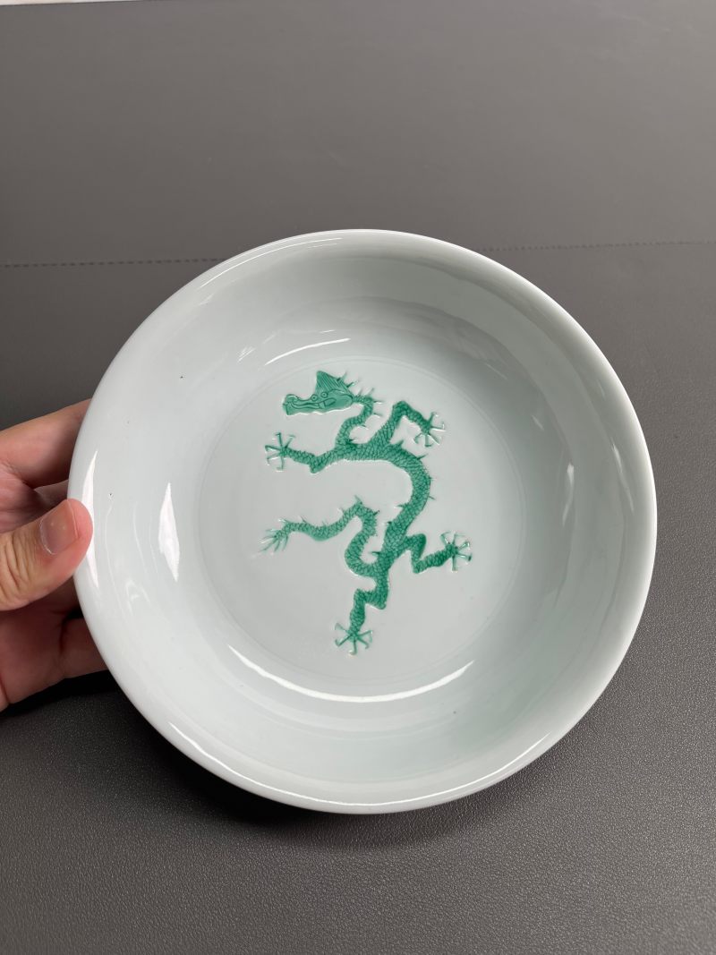 清康熙  白釉暗刻绿彩龙纹盘 - 图8