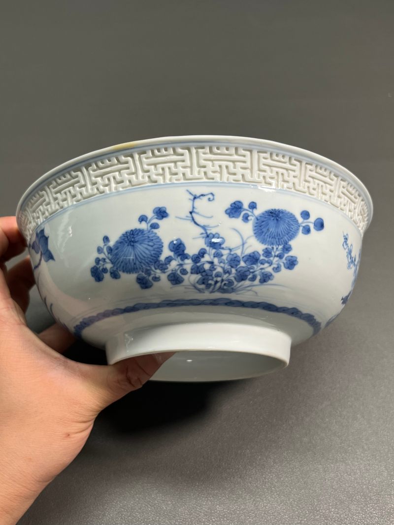 清康熙   青花浮雕回纹外折枝四季花卉内“麻姑献寿”图馒头心碗（一对） - 图16