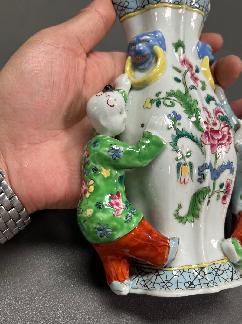 清乾隆  粉彩花卉贴塑婴戏壁瓶（一对） - 图6