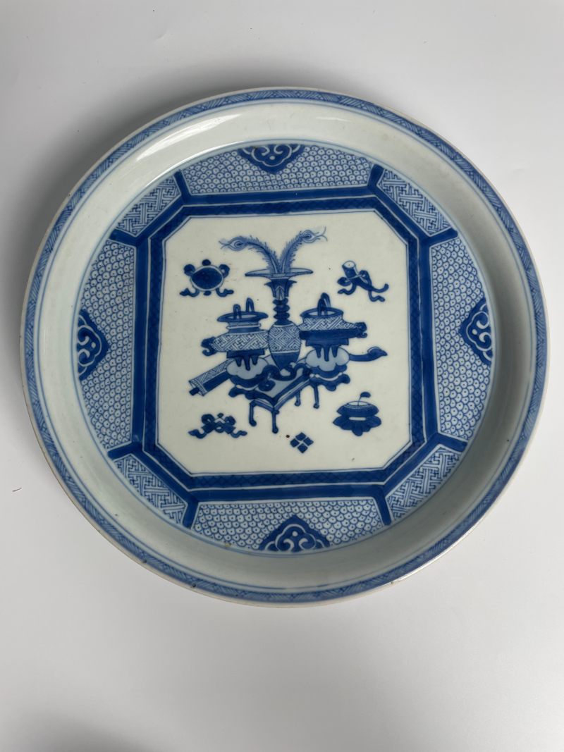 清康熙 青花博古纹大茶盘 - 图2