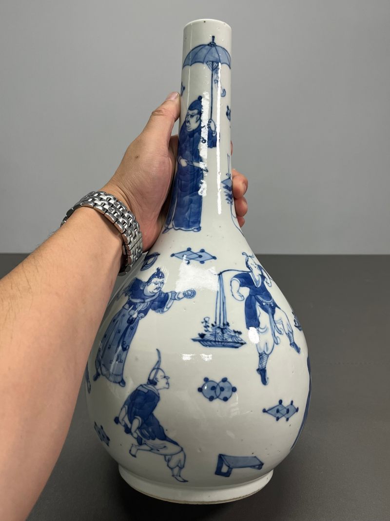 清晚期  青花市井人物故事图胆瓶（一对） - 图12