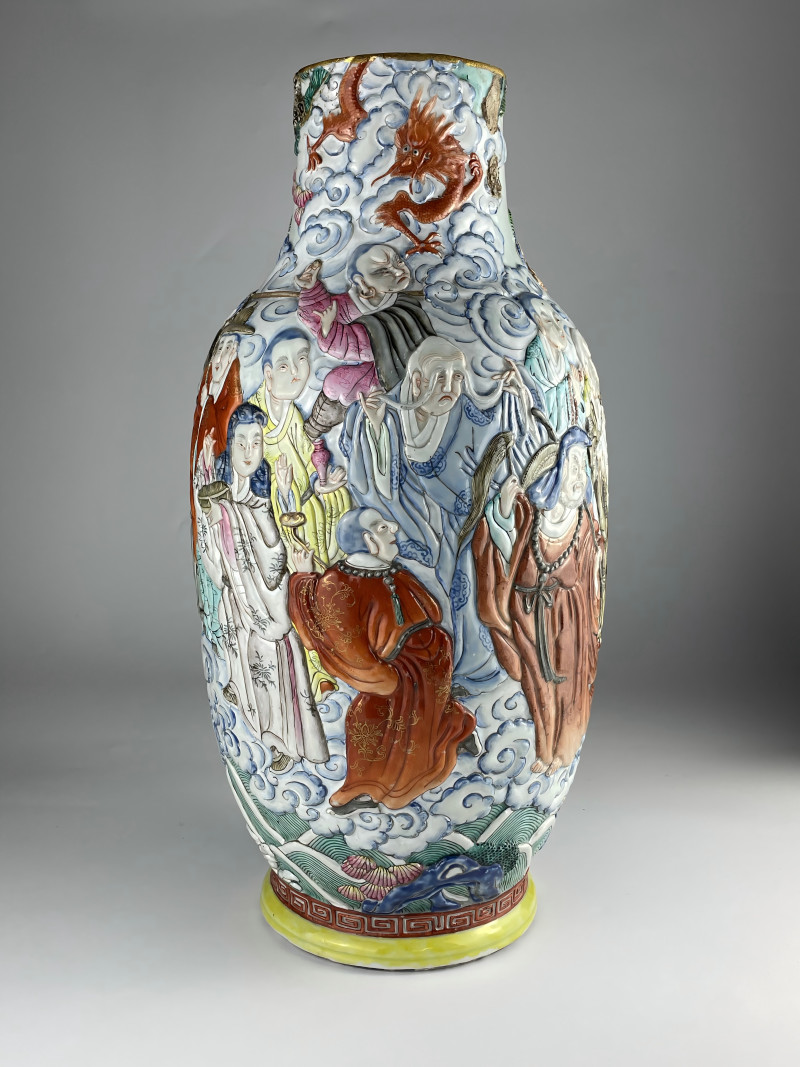 清乾隆  粉彩模印“十八罗汉”图大瓶 - 图2