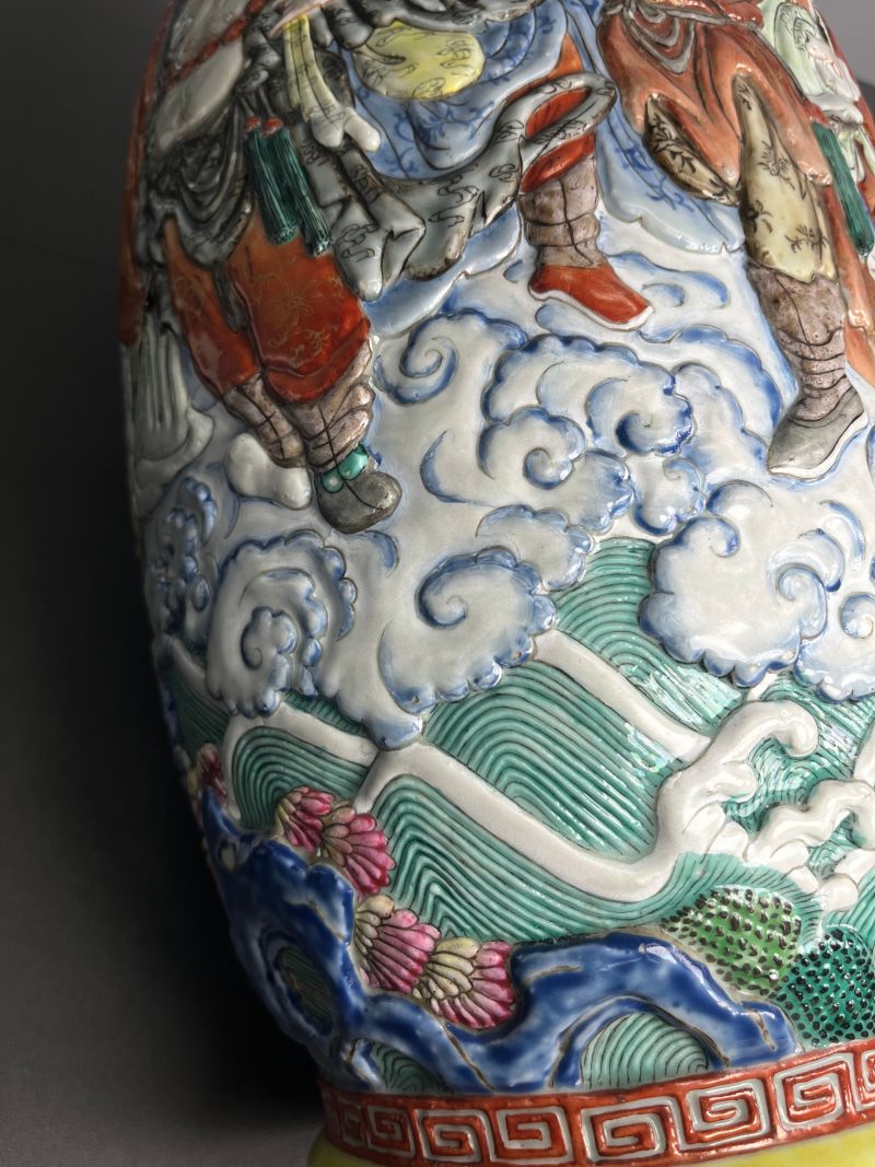 清乾隆  粉彩模印“十八罗汉”图大瓶 - 图21