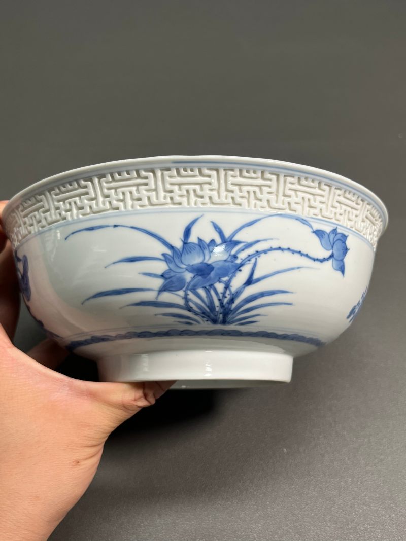 清康熙   青花浮雕回纹外折枝四季花卉内“麻姑献寿”图馒头心碗（一对） - 图17
