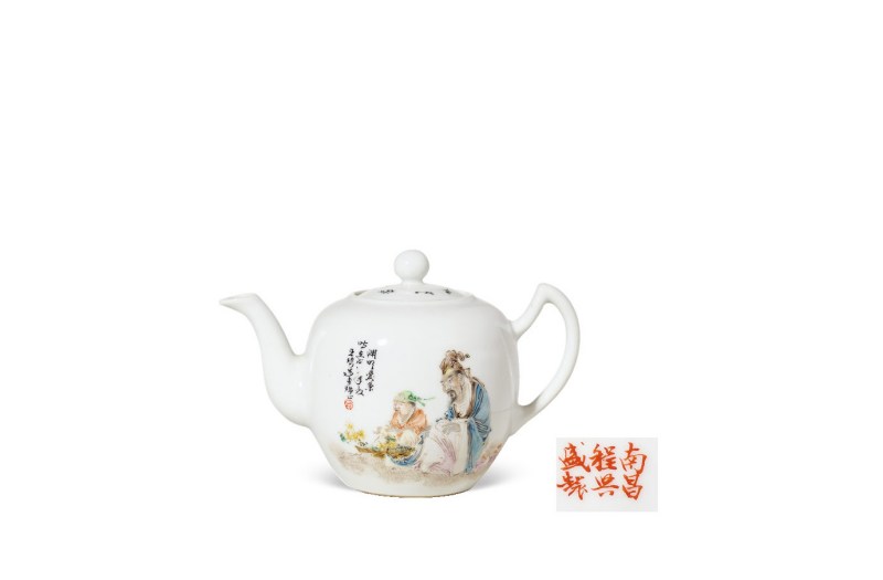 民国  王琦风格粉彩“陶渊明爱菊”图
茶壶