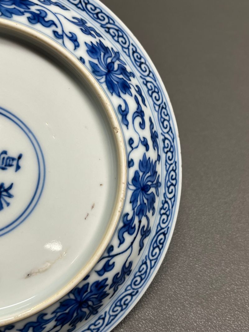 清康熙 青花内藏文月影梅纹外缠枝莲纹折沿盘一对（附
清代原装老盒） - 图23