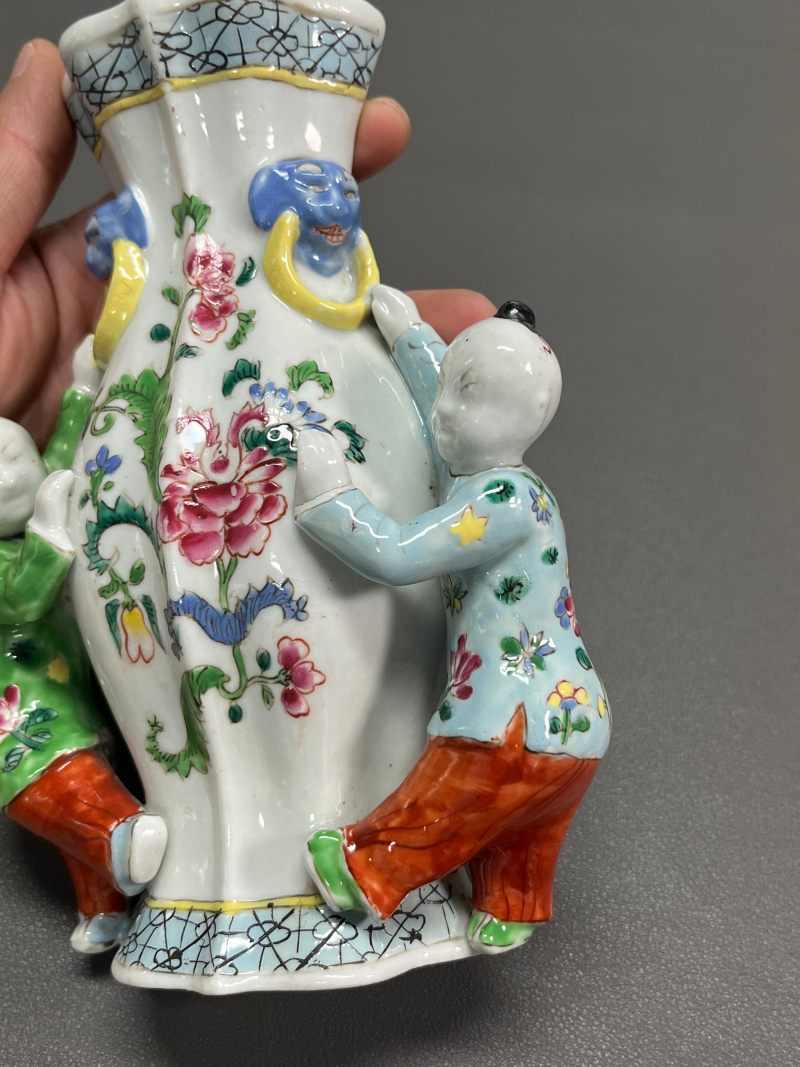 清乾隆  粉彩花卉贴塑婴戏壁瓶（一对） - 图7