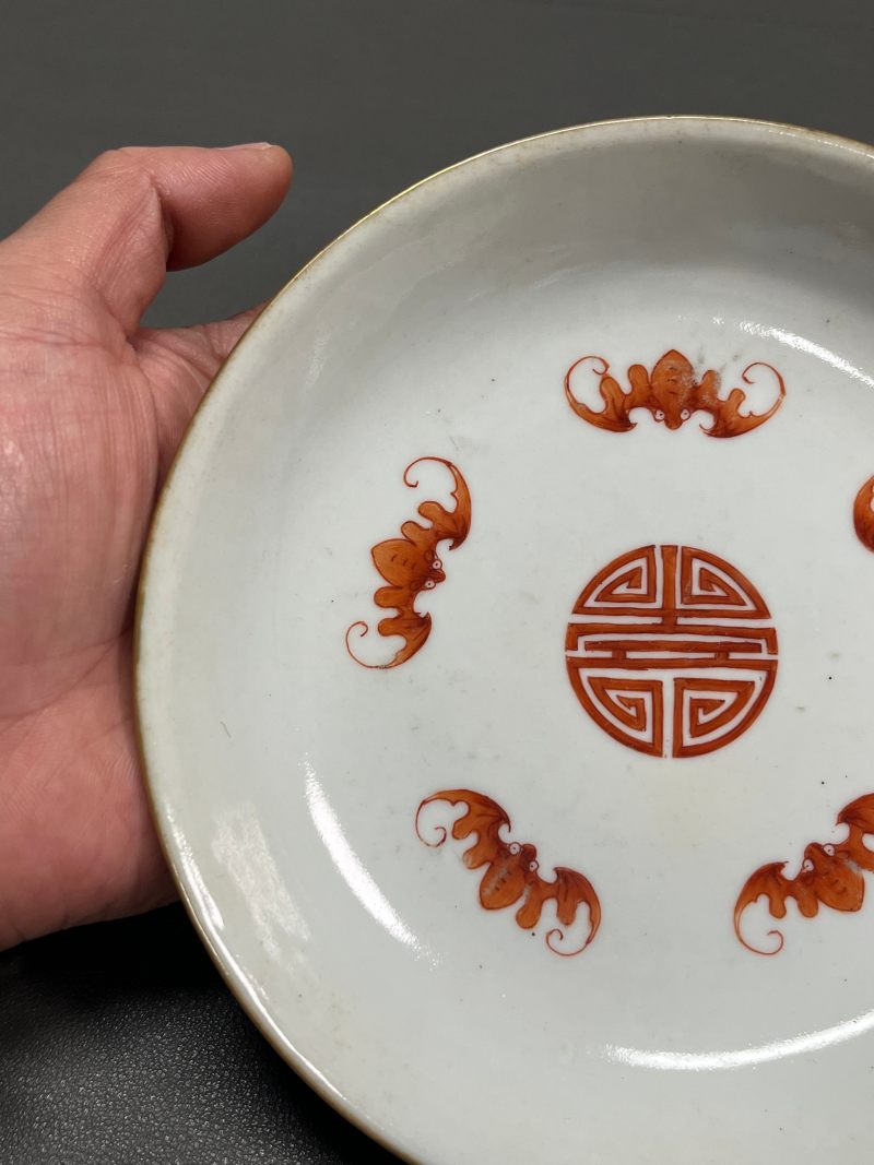 清嘉庆  矾红描金缠枝莲纹开光万寿无疆纹盘 - 图5