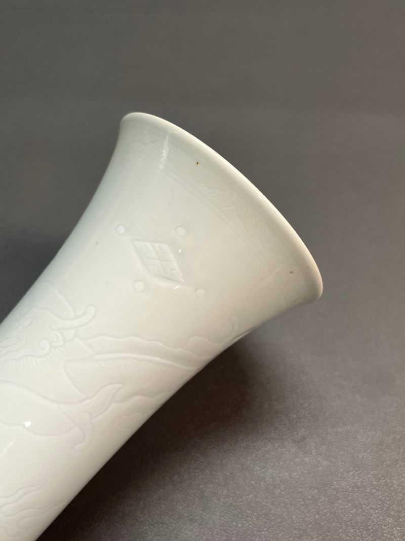 明末清初  白釉暗刻龙纹花觚 - 图12