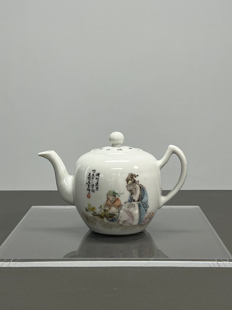民国  王琦风格粉彩“陶渊明爱菊”图
茶壶 - 图2