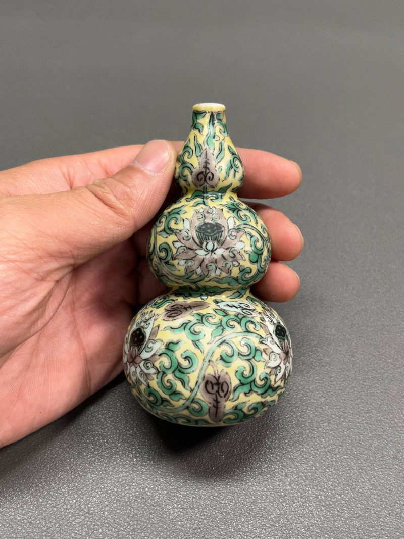 清康熙  素三彩缠枝莲纹葫芦瓶（带木座） - 图4