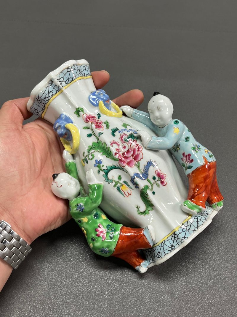 清乾隆  粉彩花卉贴塑婴戏壁瓶（一对） - 图8