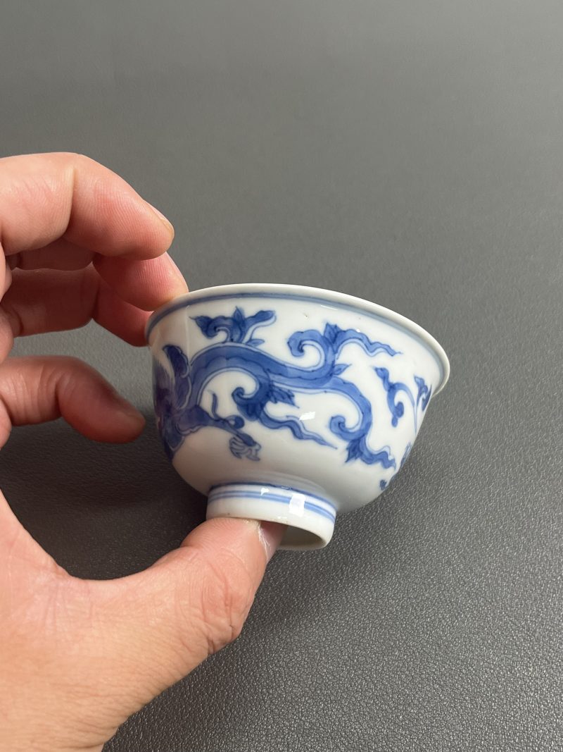 清康熙 仿成窑青花夔龙纹小杯 - 图8