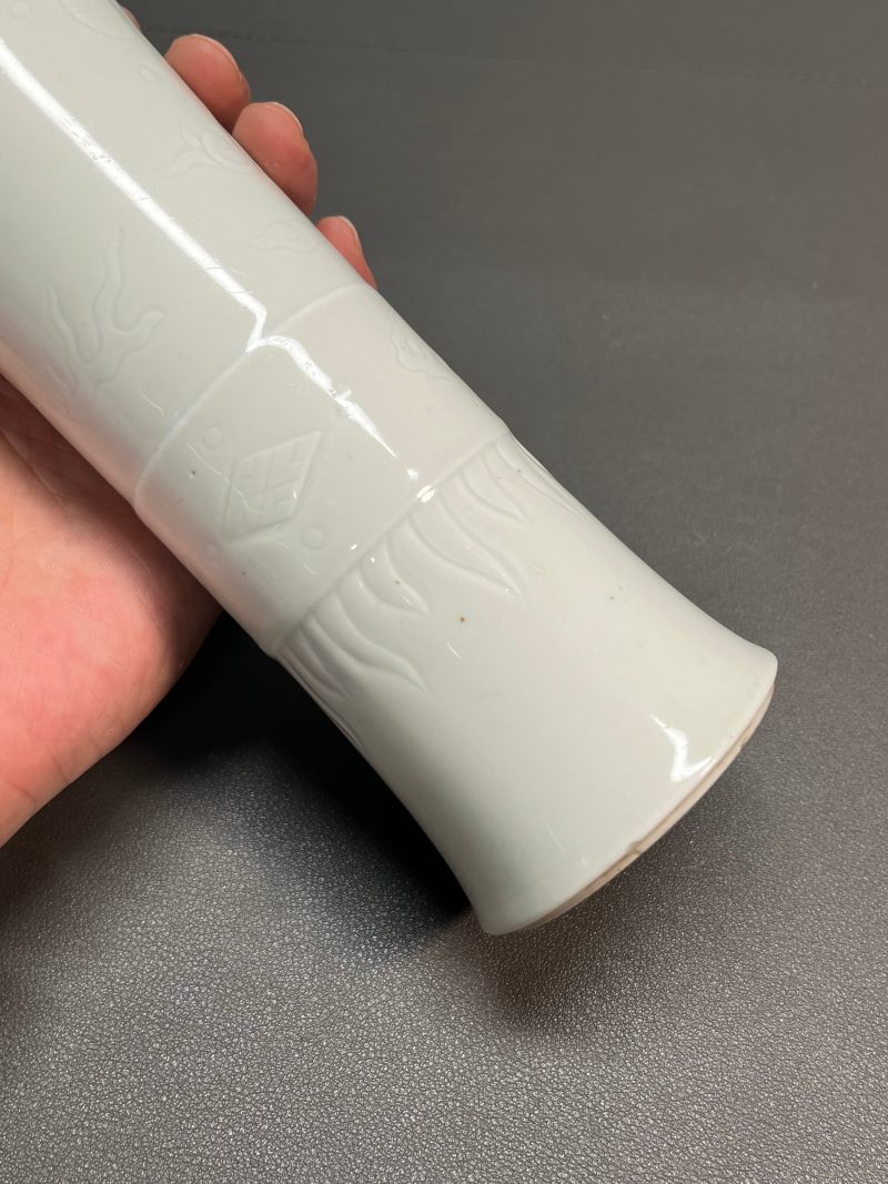 明末清初  白釉暗刻龙纹花觚 - 图13