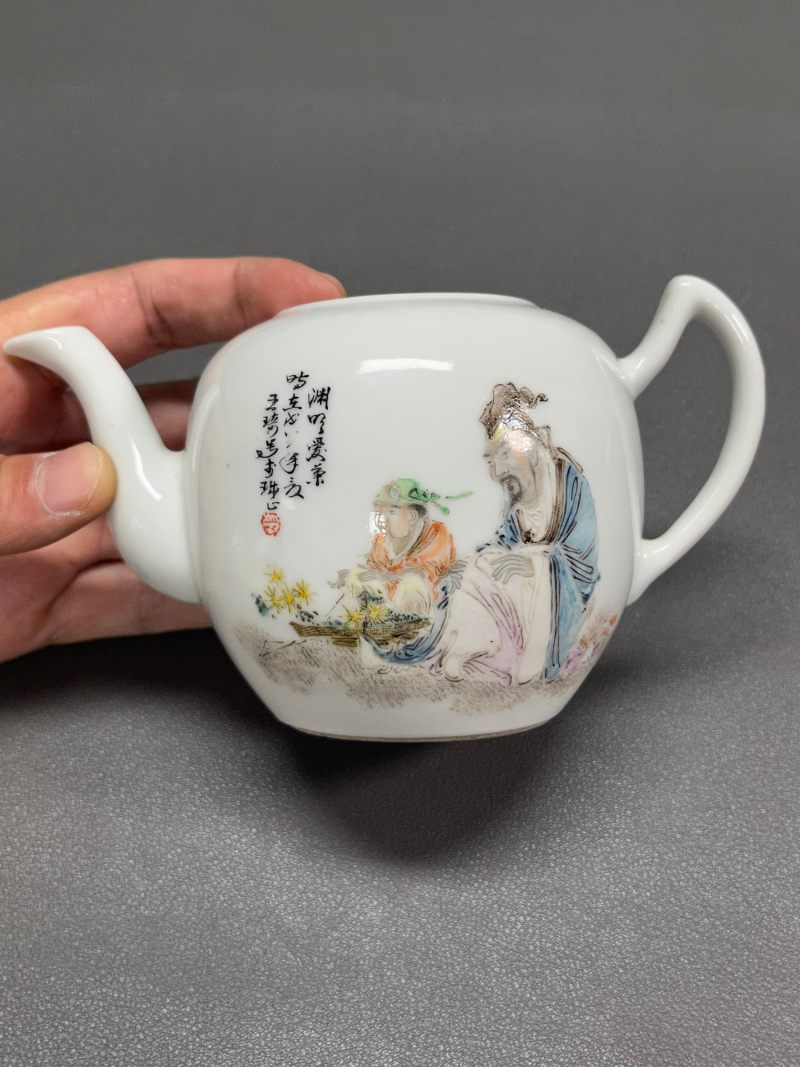 民国  王琦风格粉彩“陶渊明爱菊”图
茶壶 - 图3