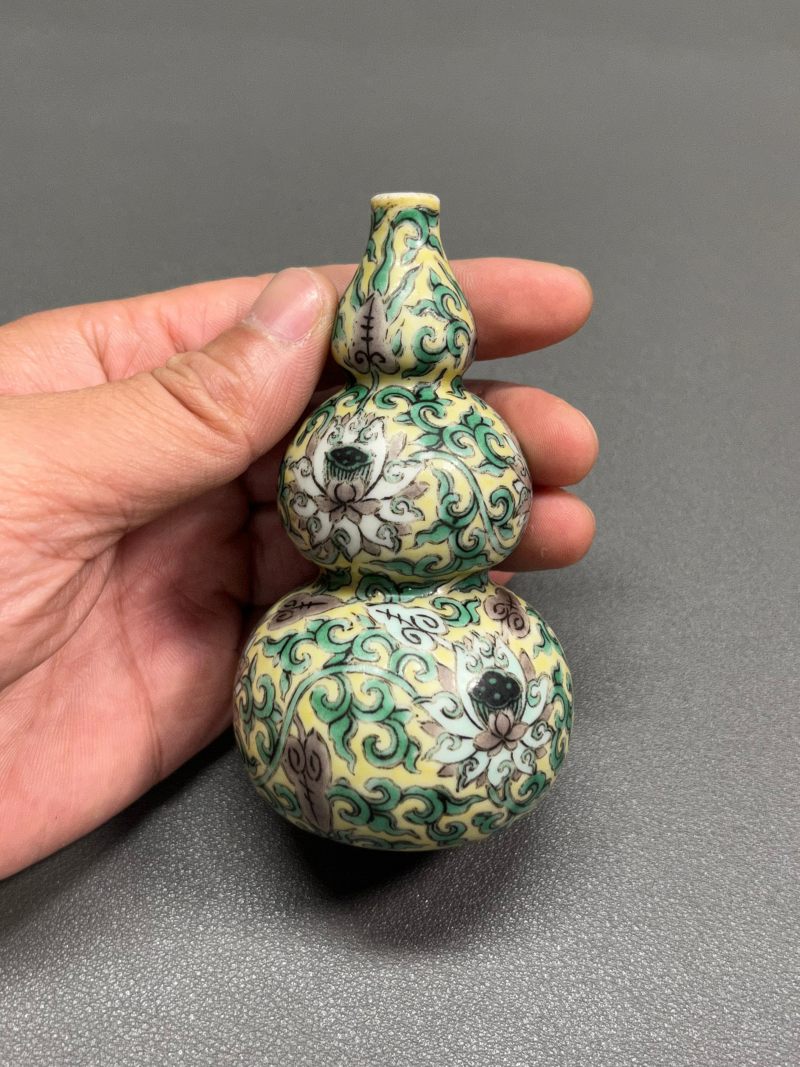 清康熙  素三彩缠枝莲纹葫芦瓶（带木座） - 图5