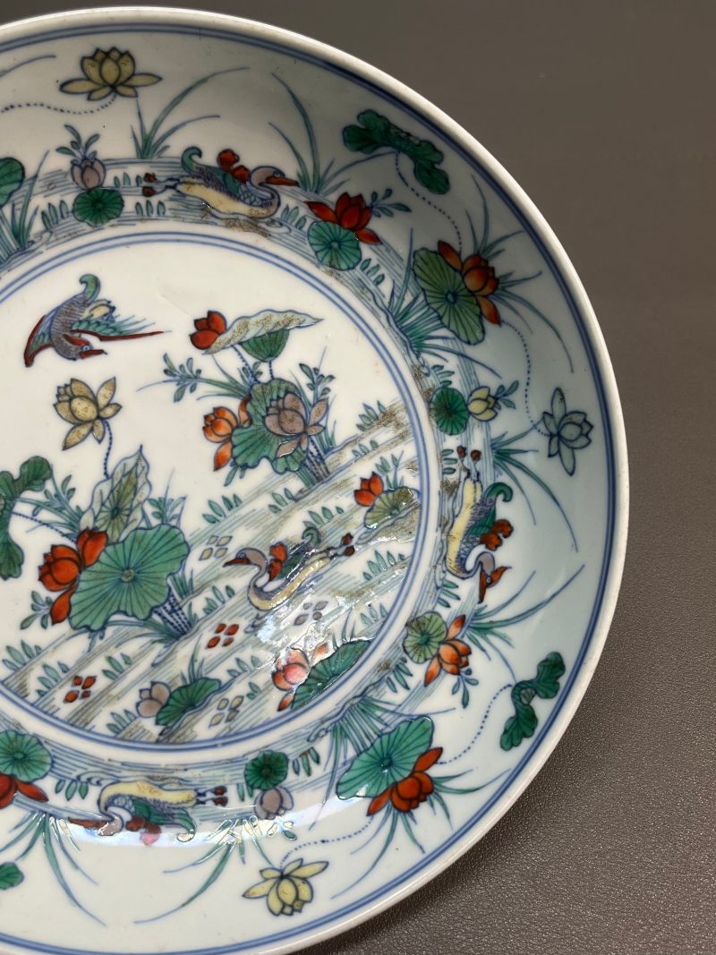 清雍正  斗彩荷塘鸳鸯“满池娇”图折沿盘（附老盒） - 图8