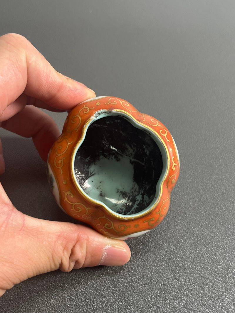 清乾隆  矾红描金粉彩开光山水纹砚滴 - 图8
