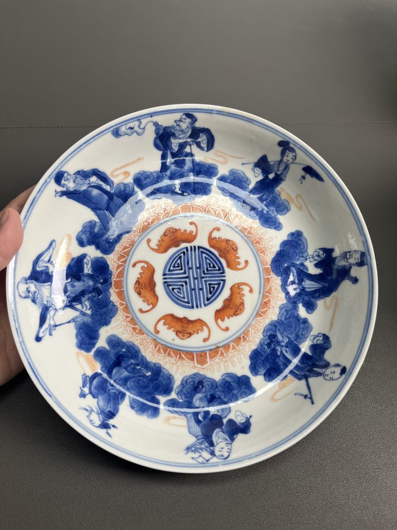清中期  青花“八仙人物”矾红五福捧寿图盘 - 图4