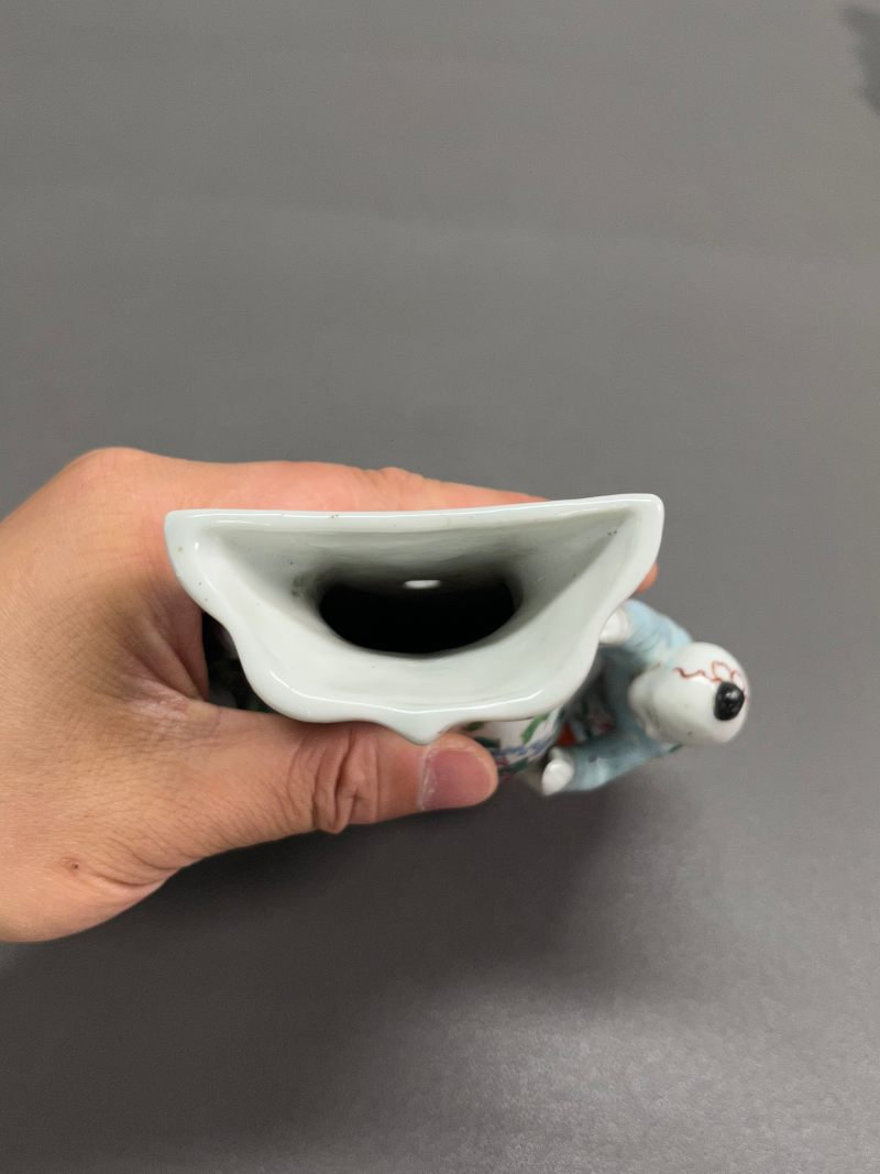 清乾隆  粉彩花卉贴塑婴戏壁瓶（一对） - 图9