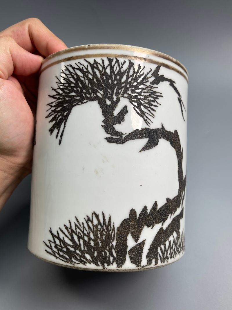 清同治  刻瓷描金苍松图笔筒 - 图12