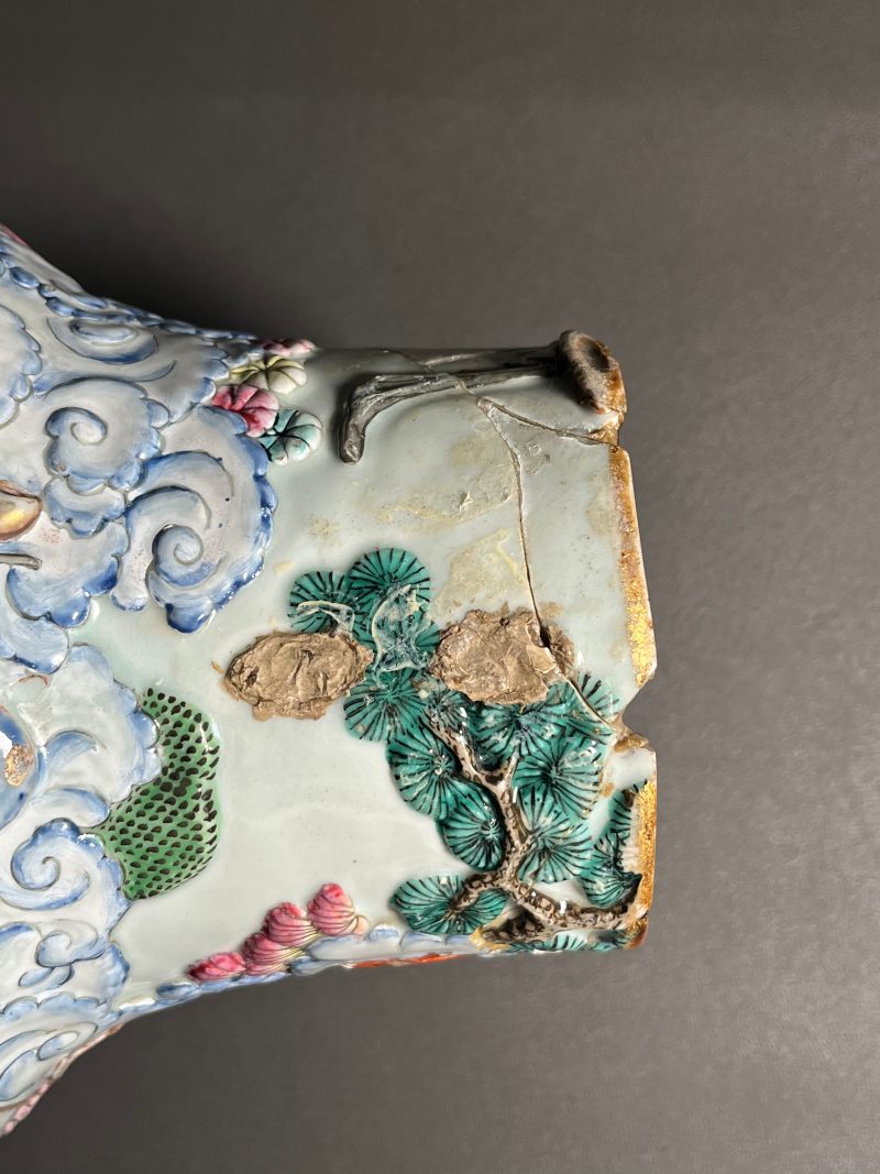清乾隆  粉彩模印“十八罗汉”图大瓶 - 图24