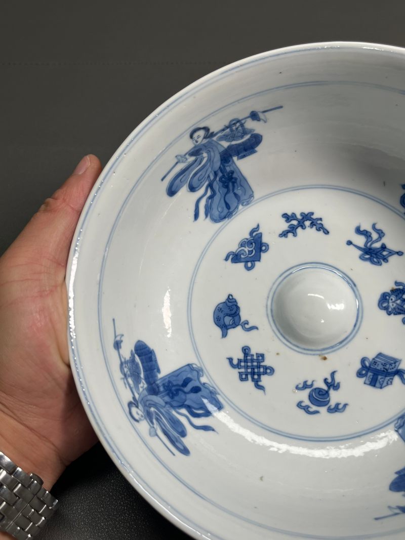 清康熙   青花浮雕回纹外折枝四季花卉内“麻姑献寿”图馒头心碗（一对） - 图20