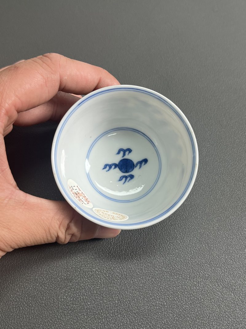 清康熙 仿成窑青花夔龙纹小杯 - 图10